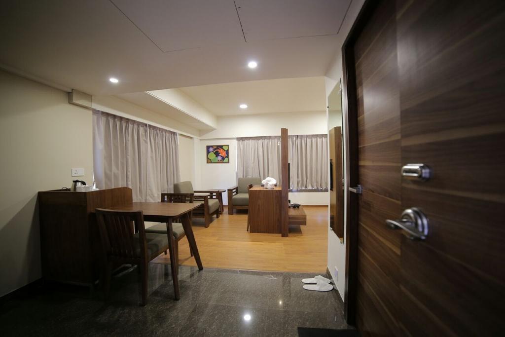The Basil Park Hotel Bhāvnagar Quarto foto
